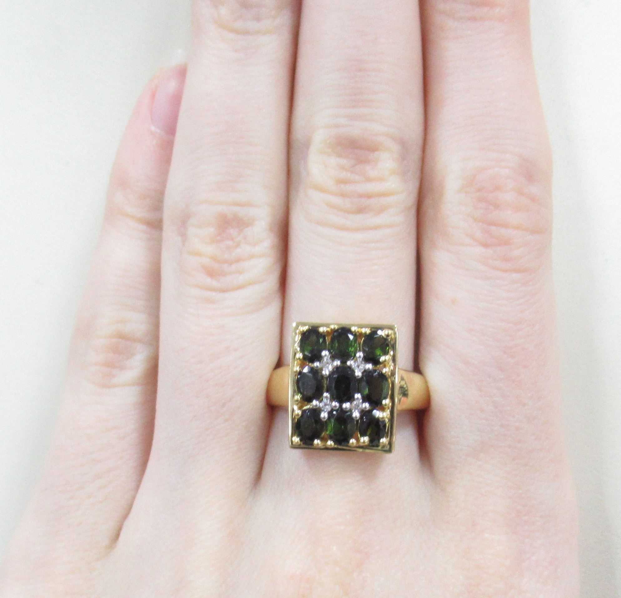 Серебряное кольцо 925 пробы; вставки 9 Турмалин зеленый 1,77 ct; 4 Топаз белый 0,06 ct;